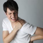 「寝ながら骨格矯正！背中や肩甲骨の痛みは睡眠時の姿…」サムネイル